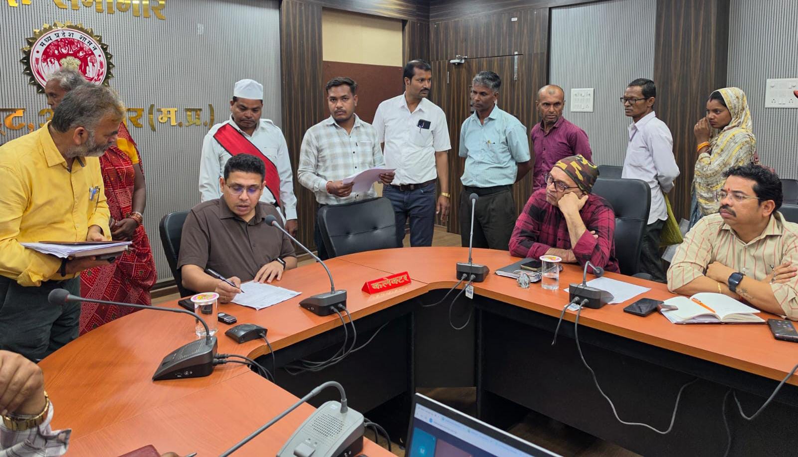 जनसुनवाई में लाेगाे की समस्या सुनते हुए कलेक्टर