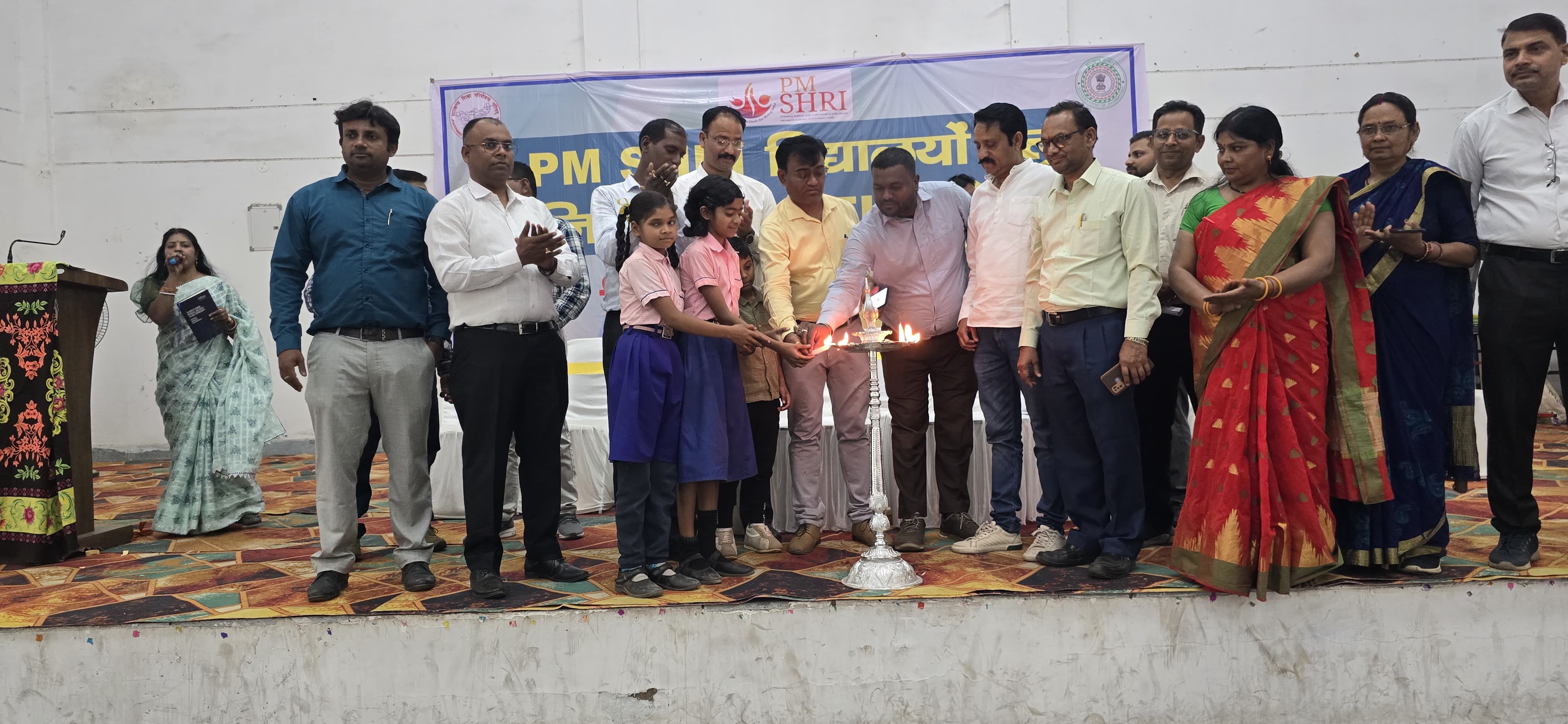 उद्घाटन करते अतिथि