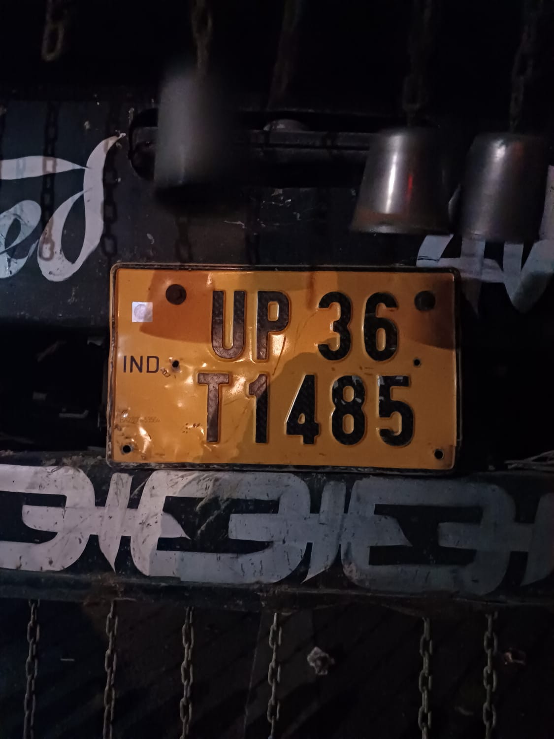 ट्रक की नंबर प्लेट की फोटो
