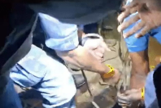 सीवर टैंक में सफाई करने उतरे कर्मियों को बाहर निकालते हुए