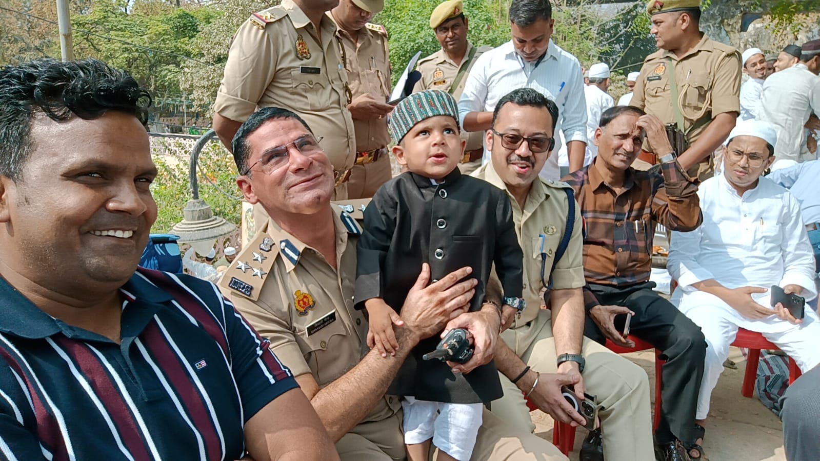 नमाज के दौरान प्रशासनिक अधिकारी ईद की मुबारकबाद देते नमाज के दौरान प्रशासनिक अधिकारी ईद की मुबारकबाद देते