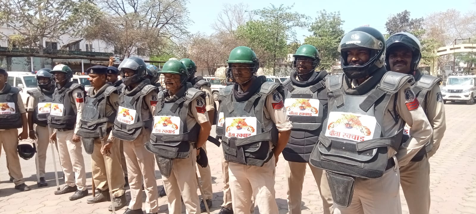 पुलिस का फ्लैग मार्च