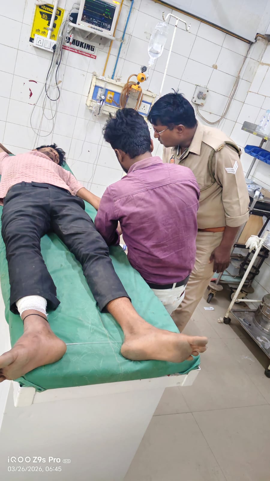 पुलिस मुठभेड़ में घायल आरोपी जिला अस्पताल में इलाज के दौरान 2 पुलिस मुठभेड़ में घायल आरोपी जिला अस्पताल में इलाज के दौरान 2