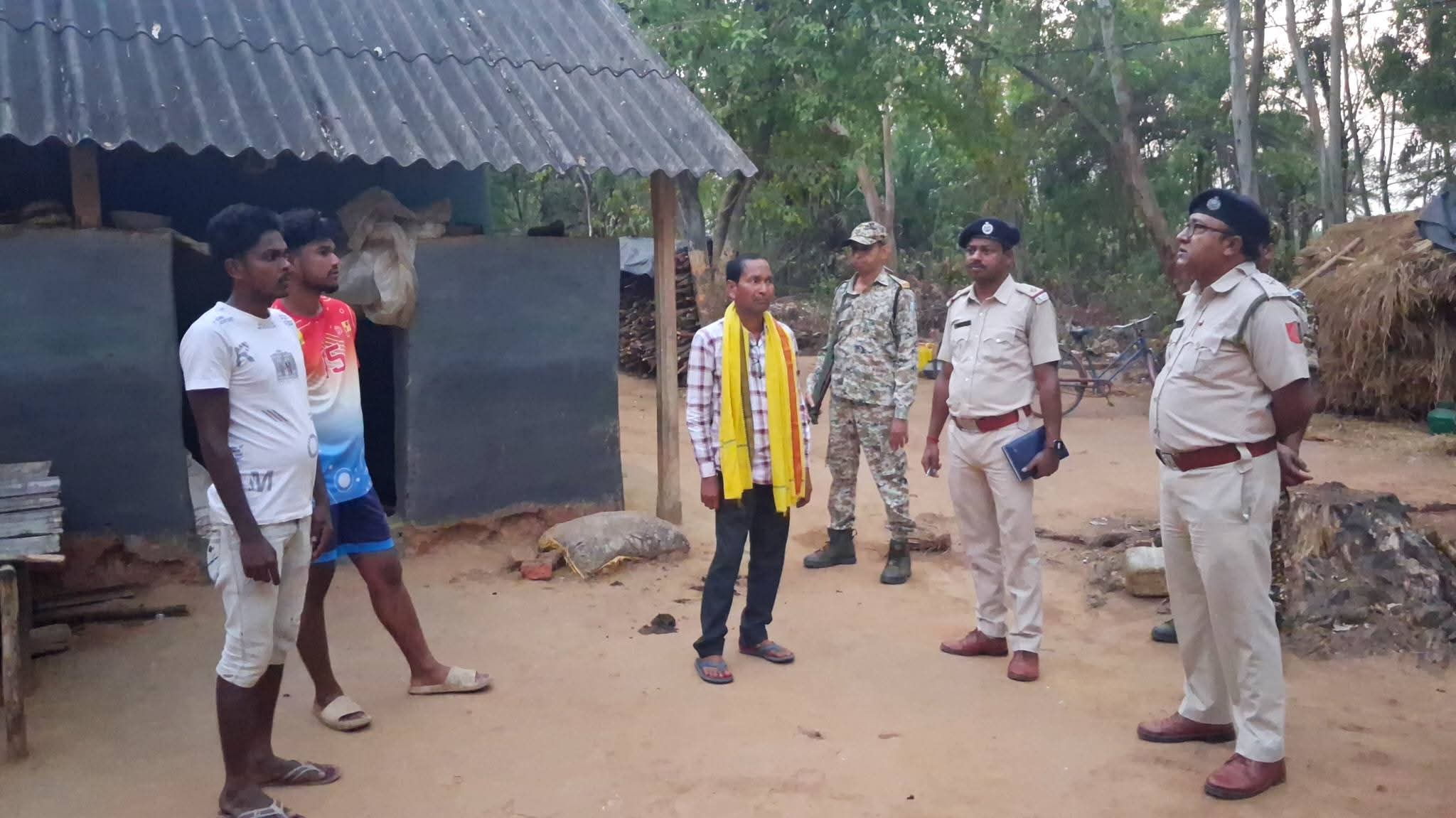 झाड़ग्राम में गश्त करते संयुक्त पुलिस बल व sainya