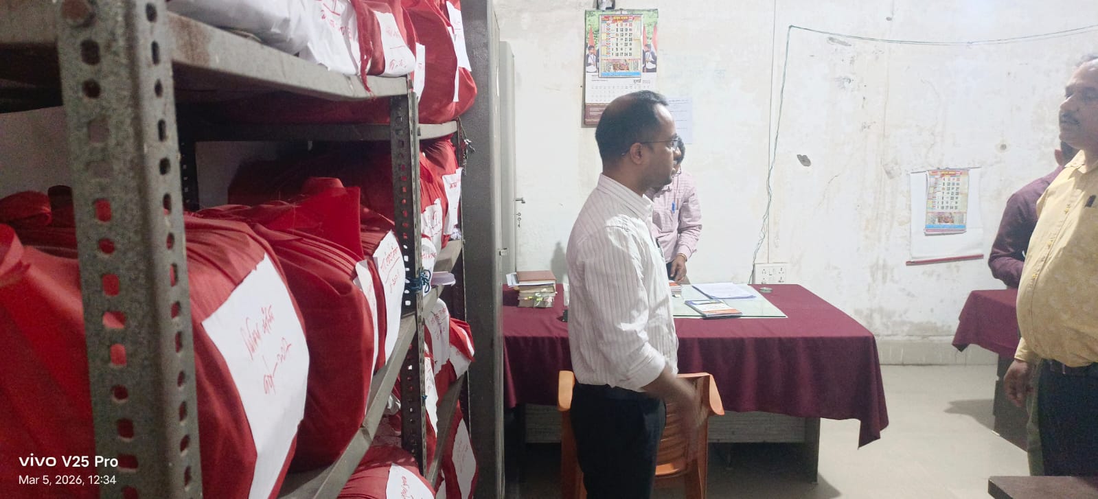 जिलाधिकारी ने तरैया प्रखंड कार्यालय का किया औचक निरीक्षण