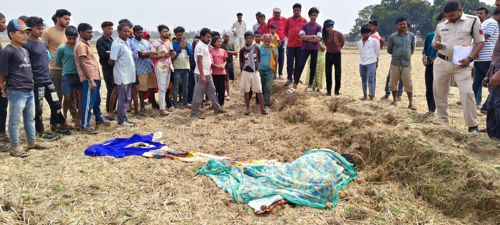 घटना स्थल पर लोगो की भीड