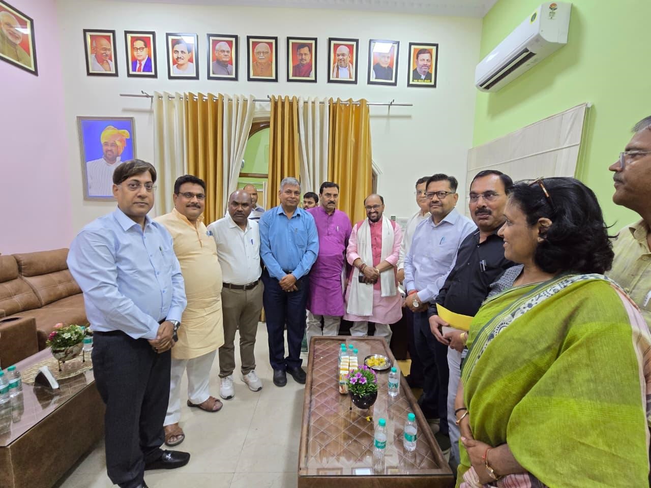 विवि—कालेज के शिक्षक व कर्मचारी नेता उच्च शिक्षा मंत्री से मिले विवि—कालेज के शिक्षक व कर्मचारी नेता उच्च शिक्षा मंत्री से मिले