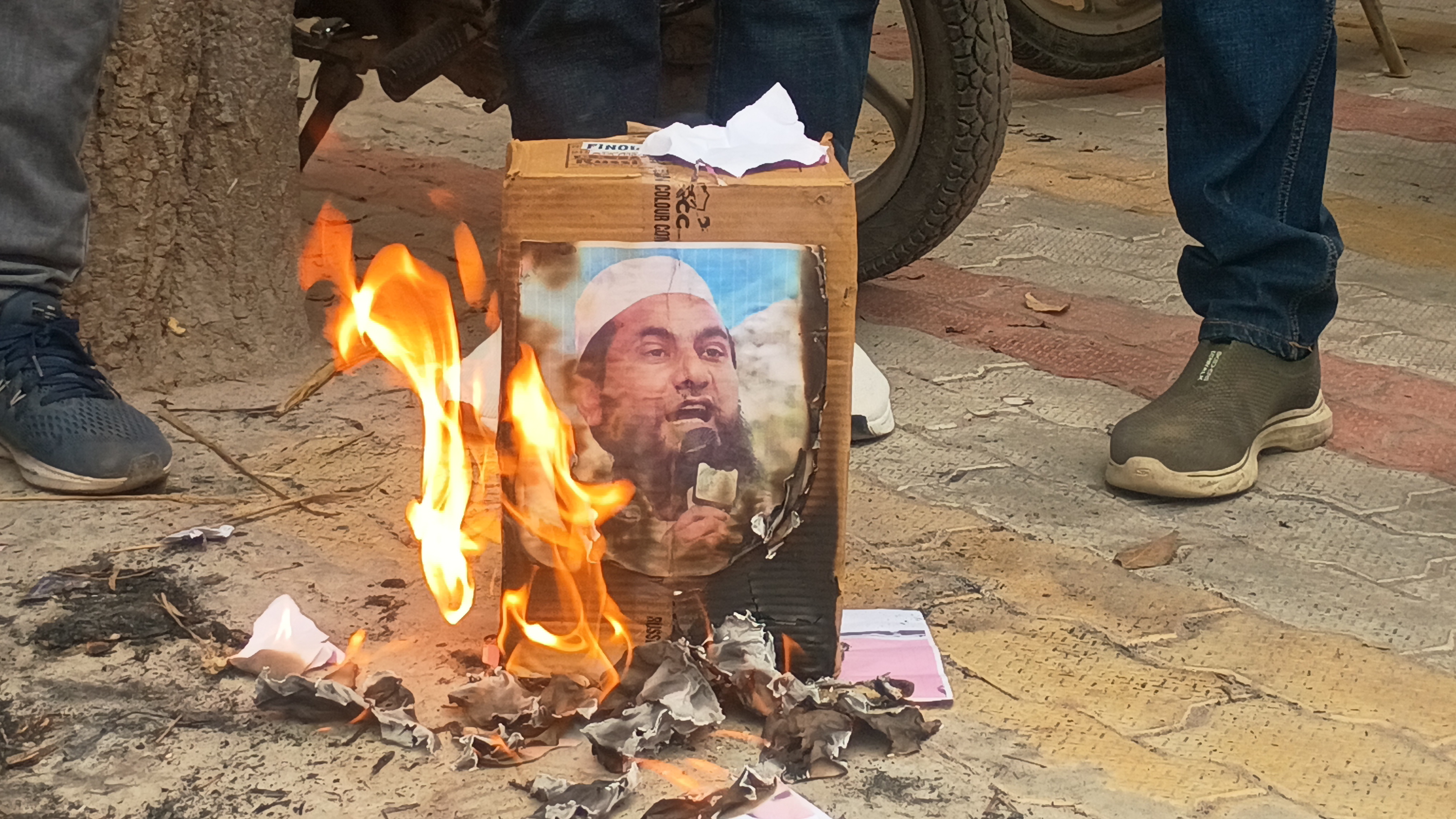 मो. सलीम के खिलाफ हिंदू युवा वाहिनी का प्रदर्शन, पुतला फूंका मो. सलीम के खिलाफ हिंदू युवा वाहिनी का प्रदर्शन, पुतला फूंका