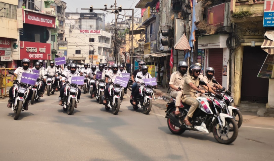 जागरूकता अभियान चलाते ट्रैफिक एसपी सहित अन्य