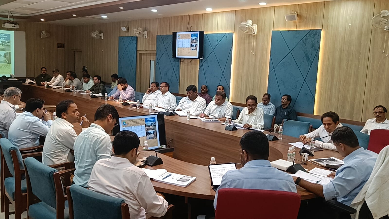 मंडलायुक्त अनिल ढींगरा ने की विकास कार्यों की समीक्षा बैठक