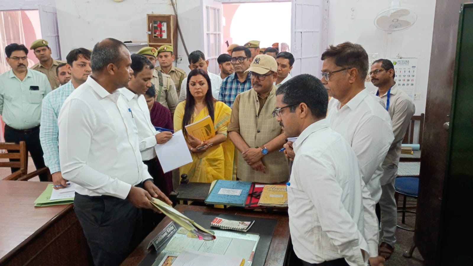 कलेक्ट्रेट में औचक निरीक्षण के दौरान अधिकारियों से जानकारी लेते मंडलायुक्त, साथ में मौजूद प्रशासनिक अधिकारी।