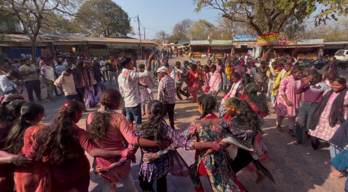 आकर्षक नृत्य करते हुए युवा। आकर्षक नृत्य करते हुए युवा।
