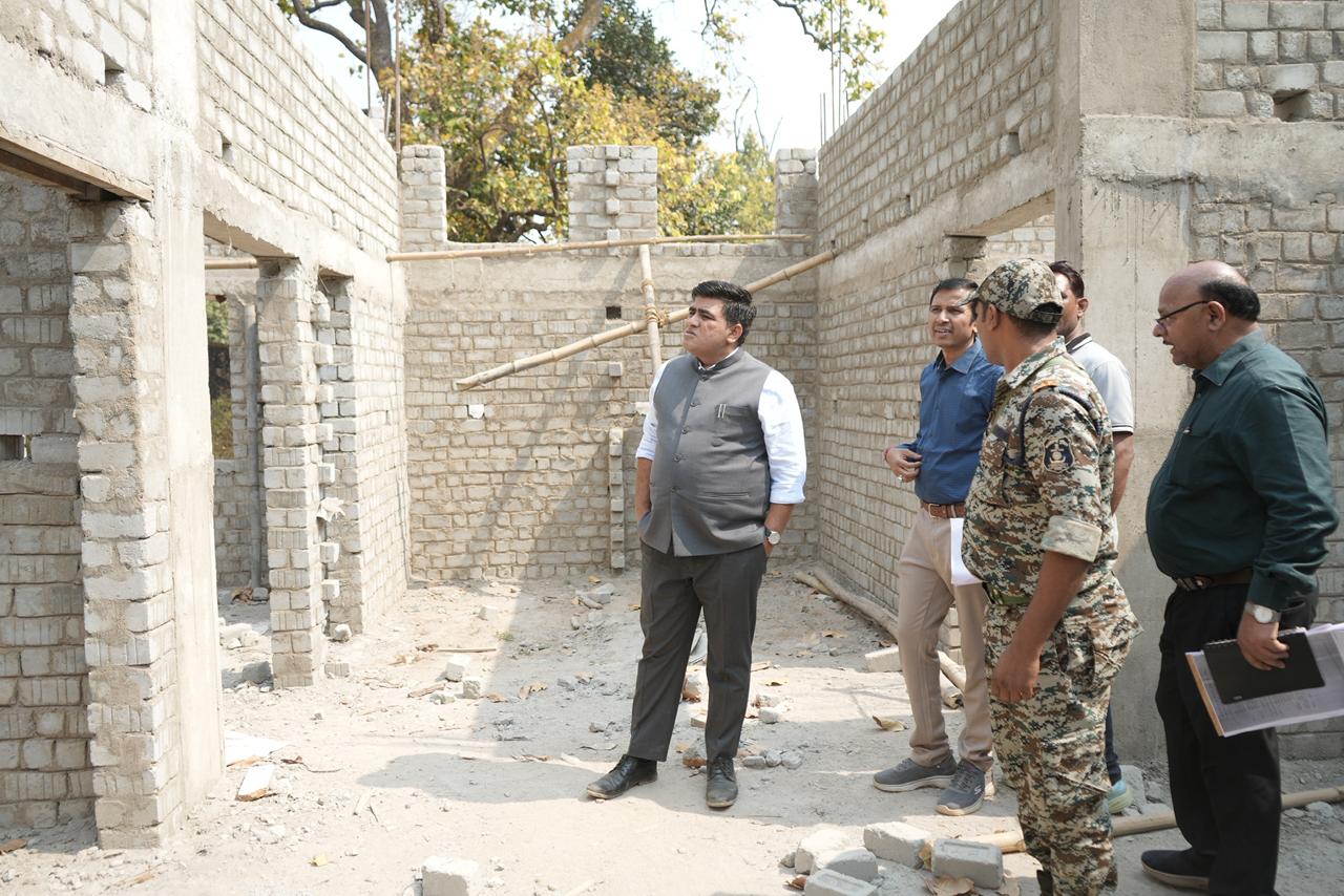 निरीक्षण करते कोरबा कलेक्टर