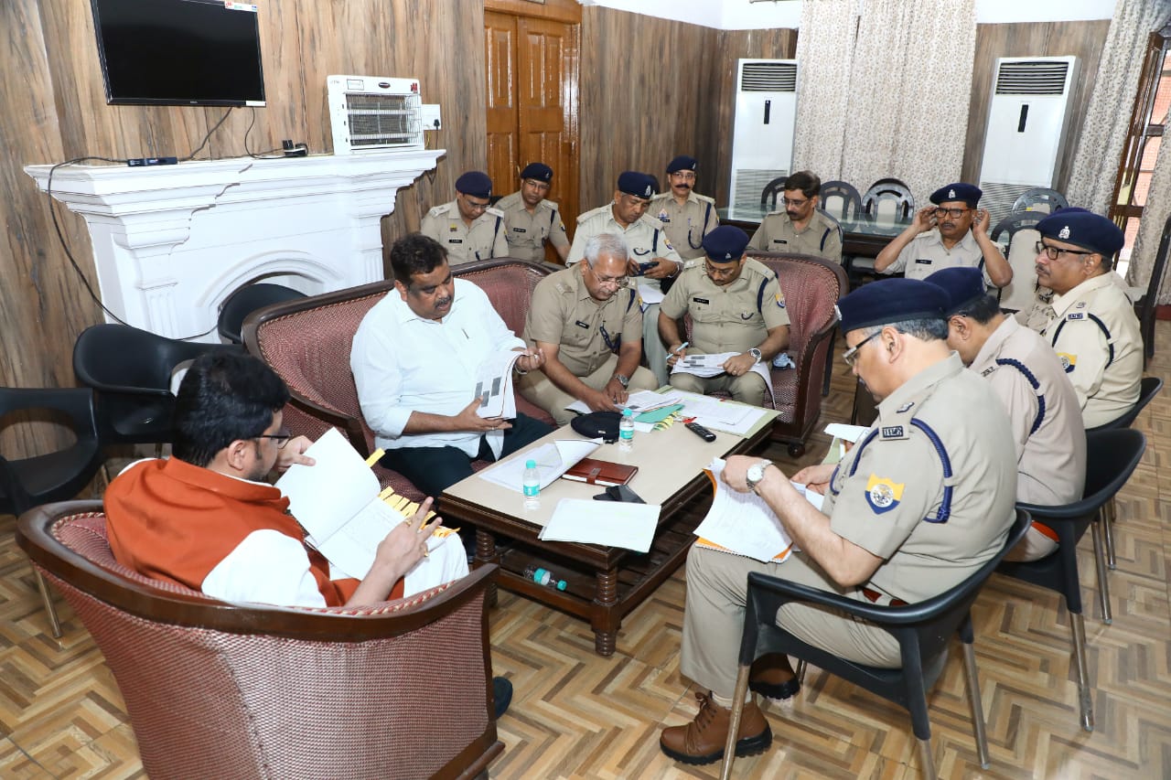 सर्किट हाउस में आबकारी विभाग की समीक्षा बैठक लेते मंत्री नितिन अग्रवाल, अधिकारियों को सख्त निर्देश देते हुए। सर्किट हाउस में आबकारी विभाग की समीक्षा बैठक लेते मंत्री नितिन अग्रवाल, अधिकारियों को सख्त निर्देश देते हुए।