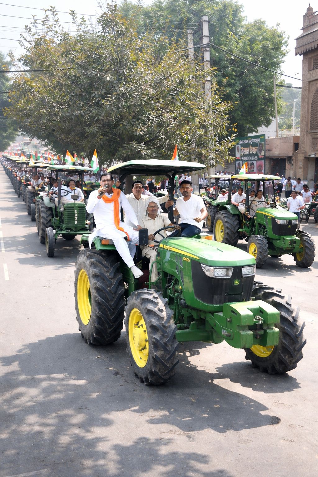 अमेरिका-भारत की ट्रेड डील के विराेध में पूंडरी में ट्रैक्टर मार्च निकालते किसान