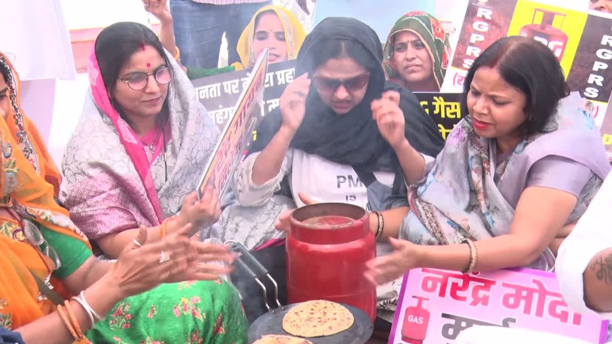 गैस की कमी और बढ़ती कीमतों पर सड़कों पर उतरी कांग्रेस गैस की कमी और बढ़ती कीमतों पर सड़कों पर उतरी कांग्रेस