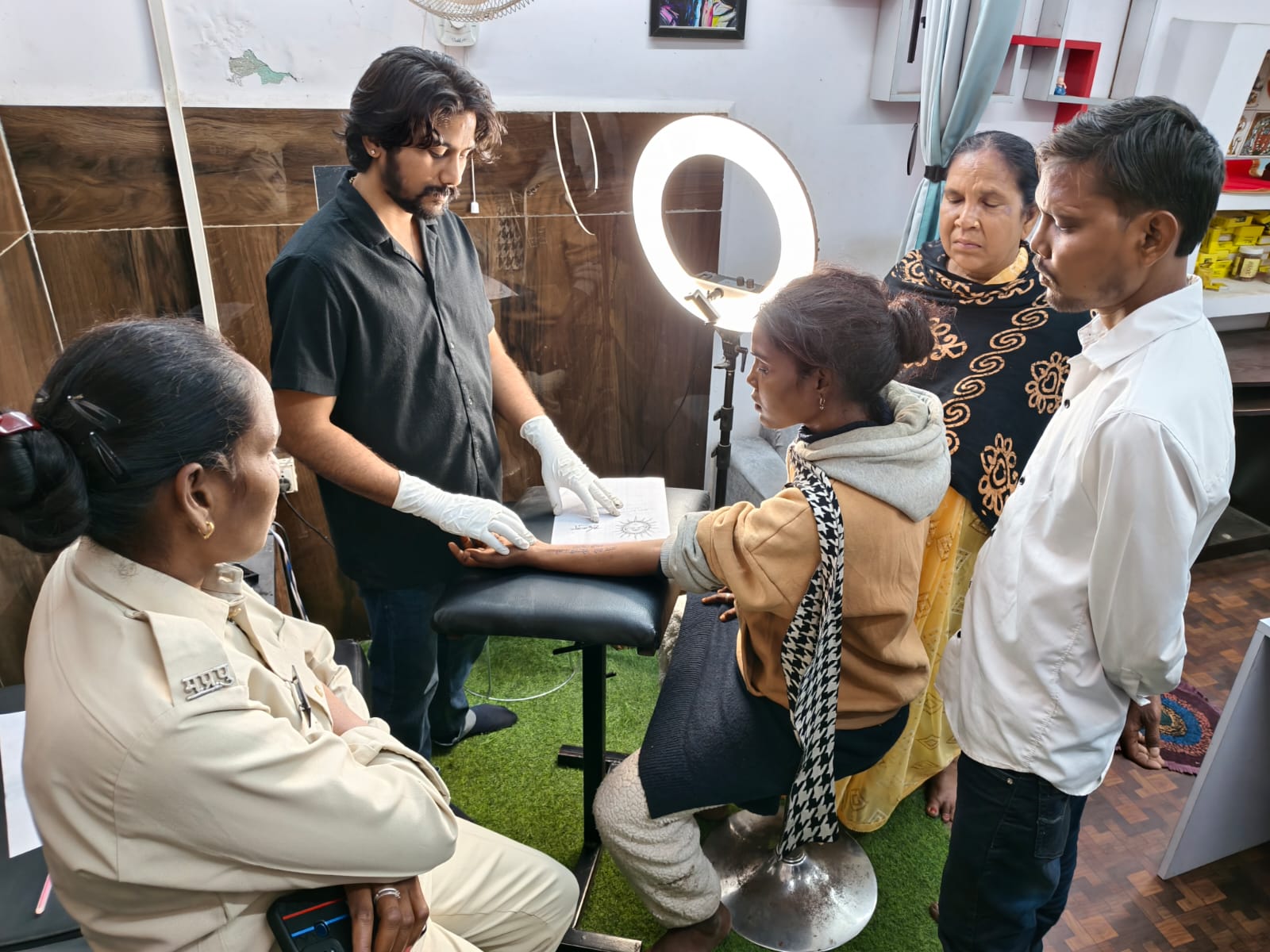 हाथ में नाम गुदवाते हुए