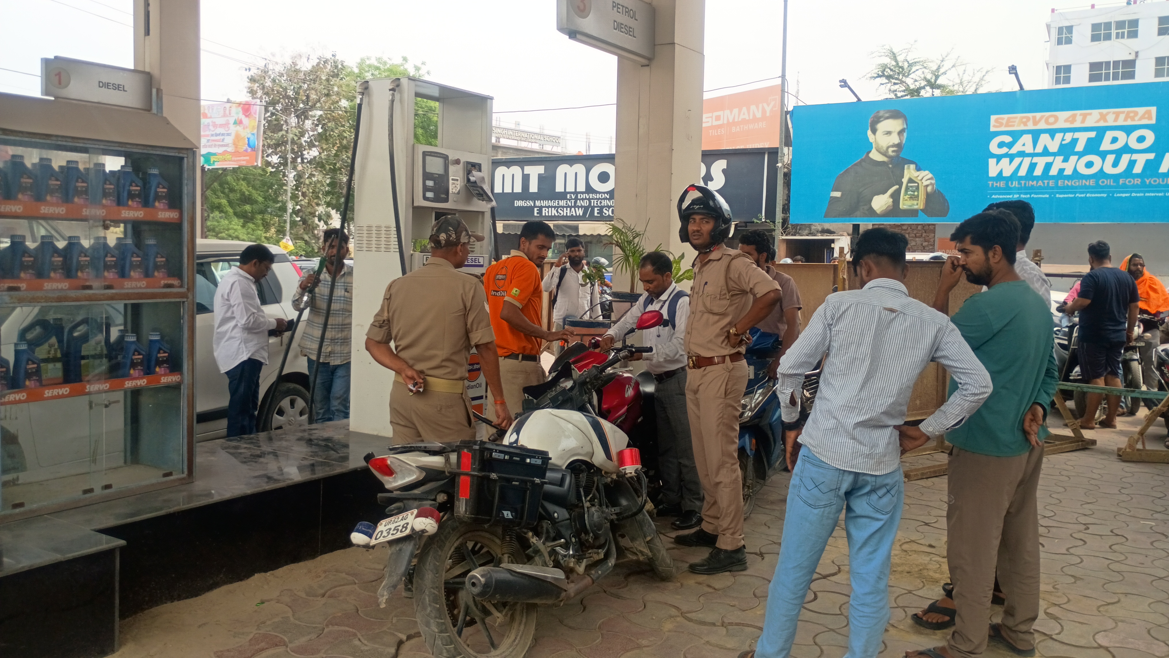 पेट्रोल पंप पर लगी लंबी लाइन