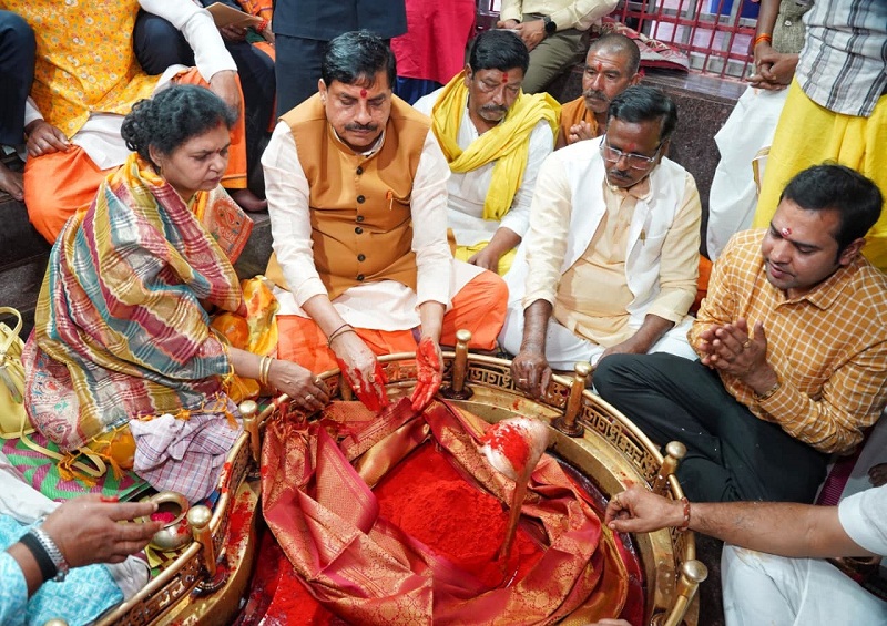 मुख्यमंत्री ने सपत्नीक श्री अंगारेश्वर महादेव का पूजन-दर्शन कर अभिषेक किया