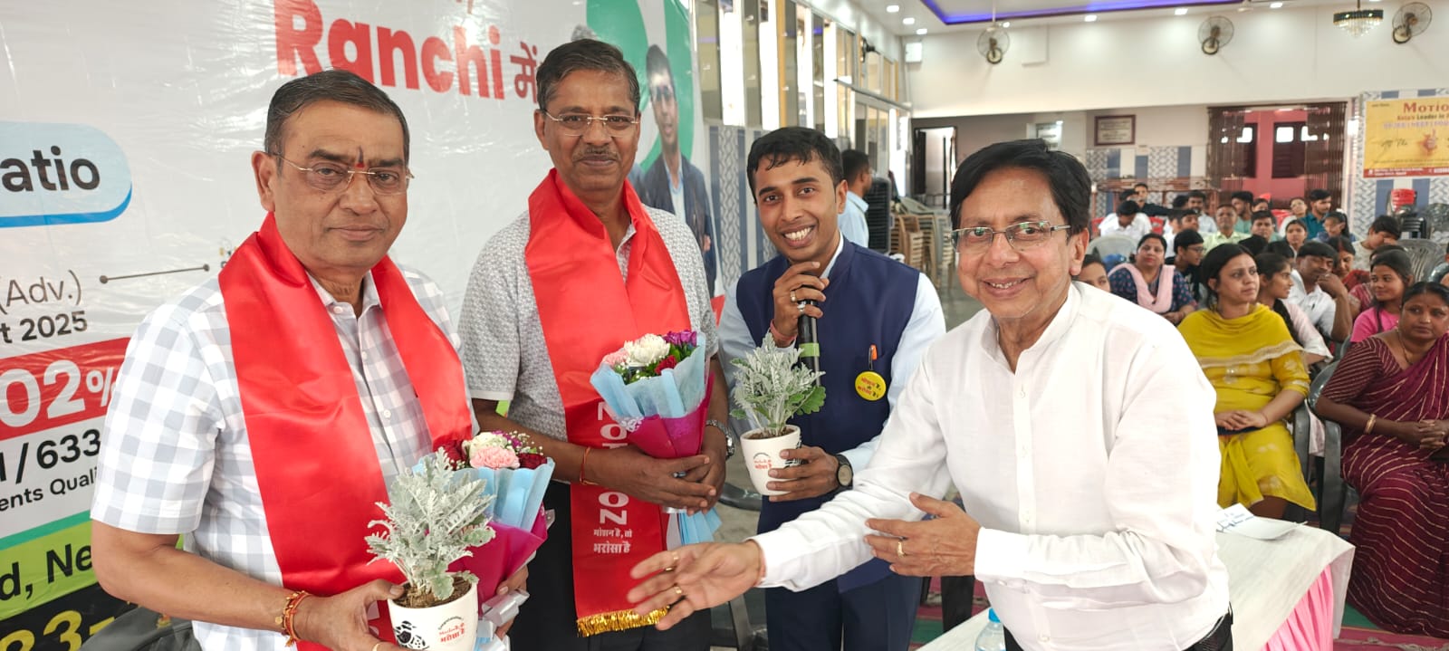 उद्घाटन करते अतिथि उद्घाटन करते अतिथि