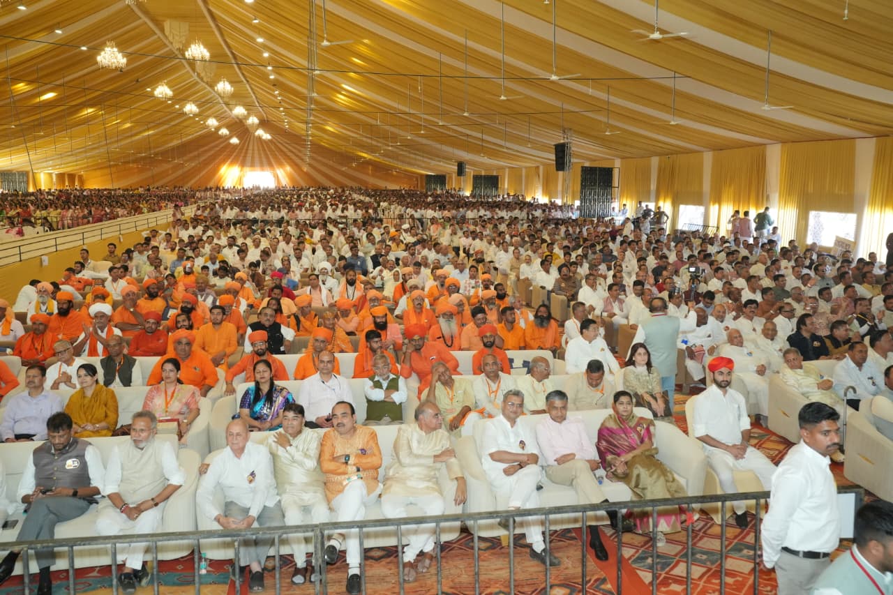 जैसलमेर में आयोजित चादर महोत्सव में सरसंघचालक डॉ मोहन भागवत व संतजन जैसलमेर में आयोजित चादर महोत्सव में सरसंघचालक डॉ मोहन भागवत व संतजन