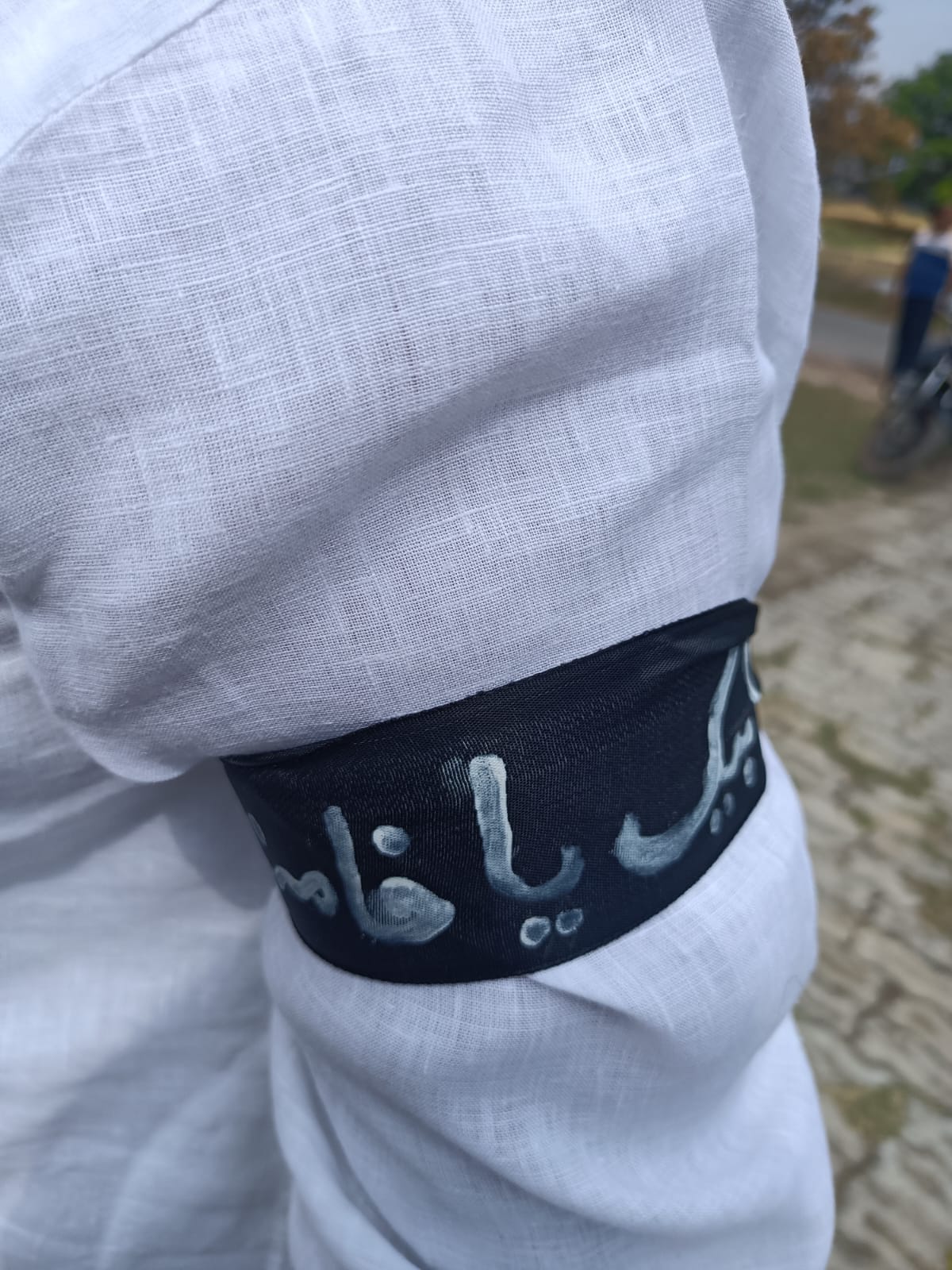 बा में काली पट्टी बांधकर नमाज अदा करते सिया