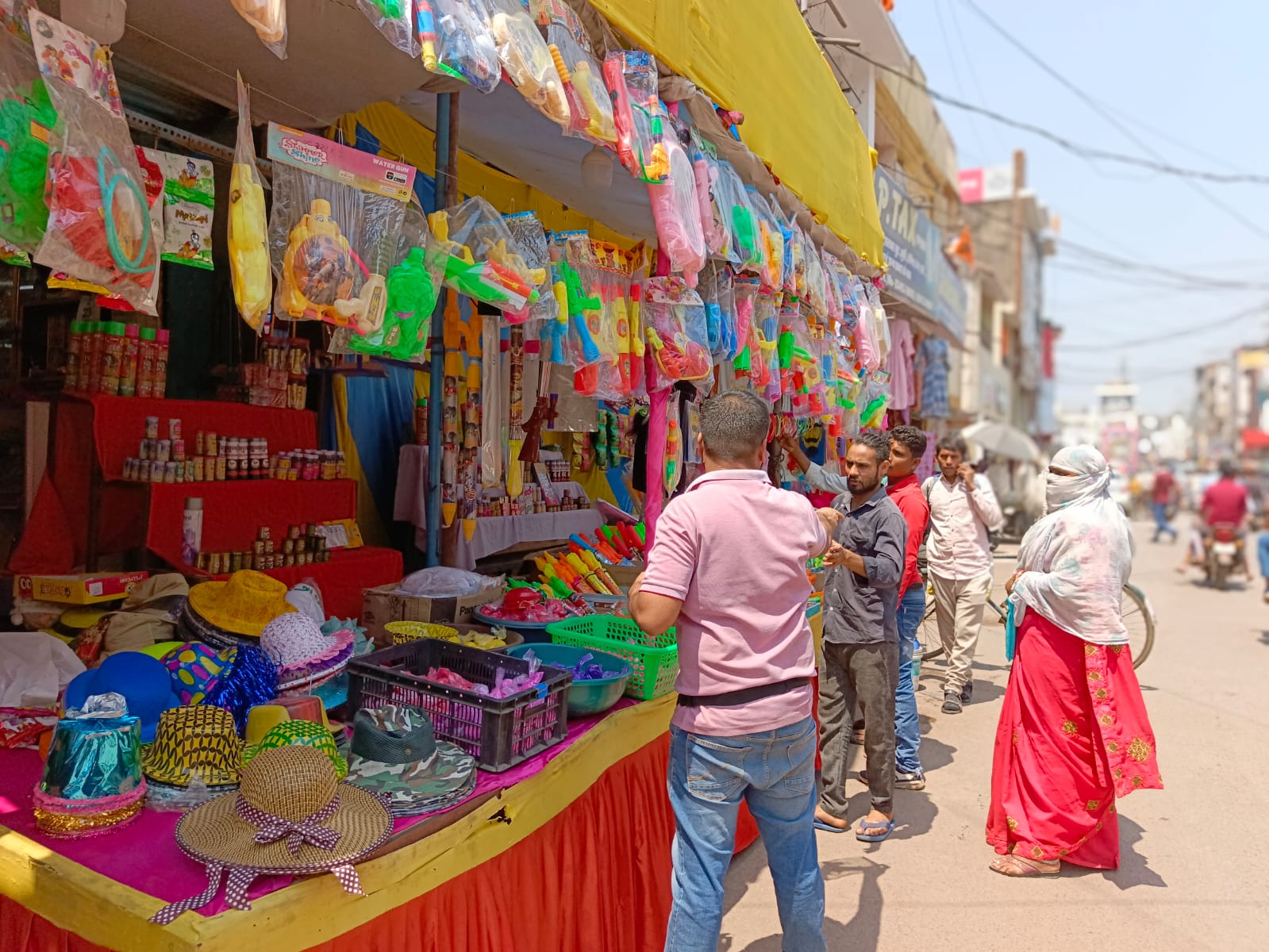 बाजार में जमकर हुई खरीदारी।