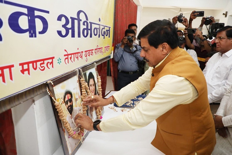 इंदौर में अग्निकांड में दिवंगतों को पुष्प अर्पित करते हुए मुख्यमंत्री