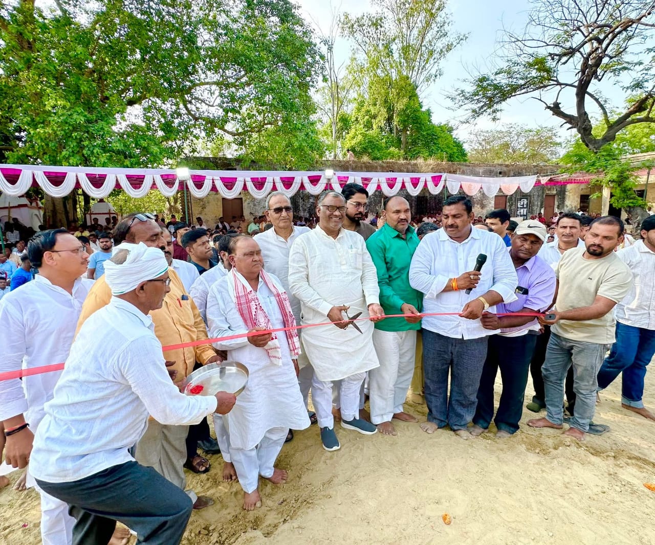 कुश्ती प्रतियोगिता का फीता काट कर उद्घाटन करते हुए मुख्य अतिथि राज्य मंत्री गिरीश चंद्र यादव