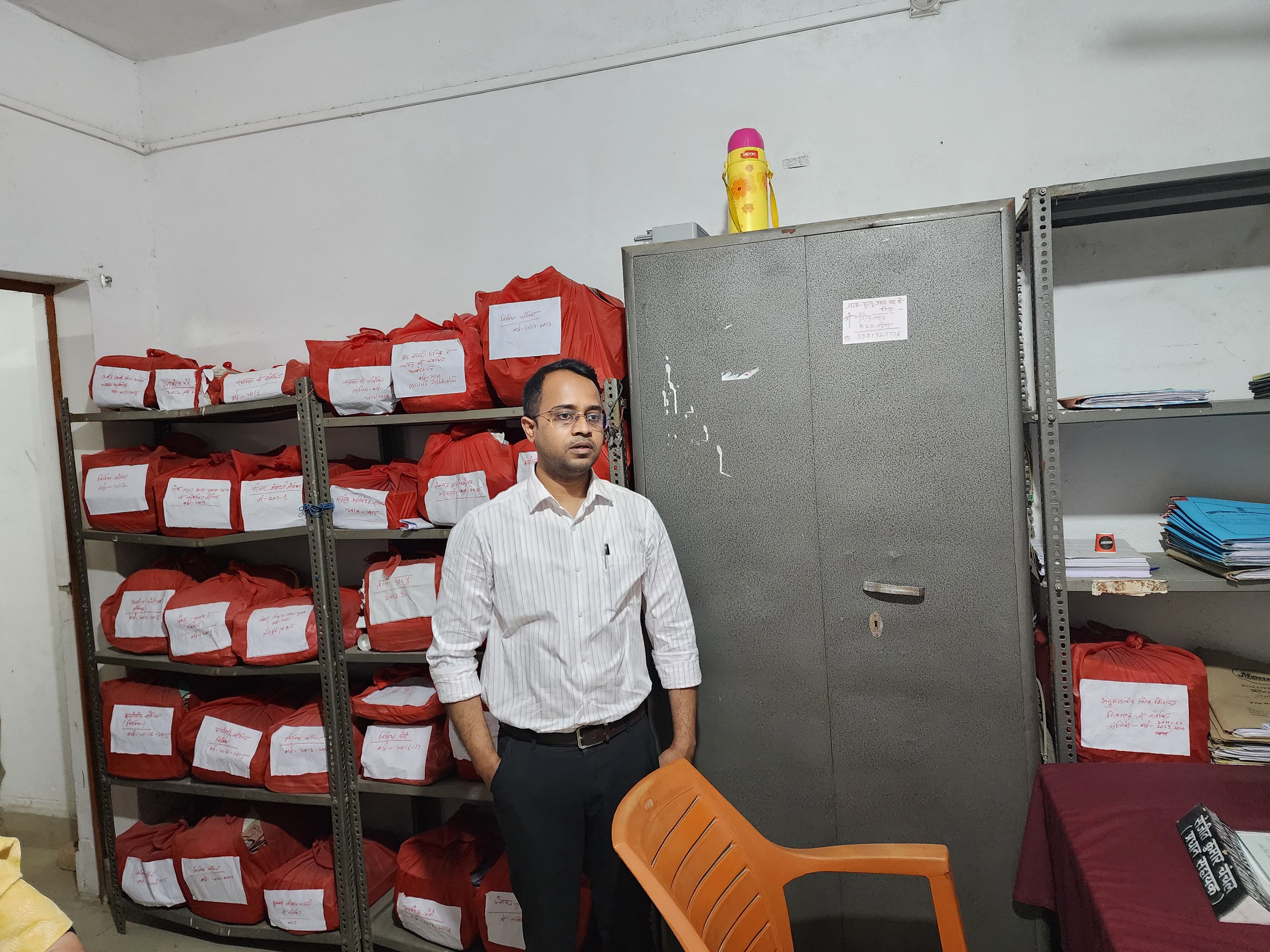 जिलाधिकारी ने तरैया प्रखंड कार्यालय का किया औचक निरीक्षण