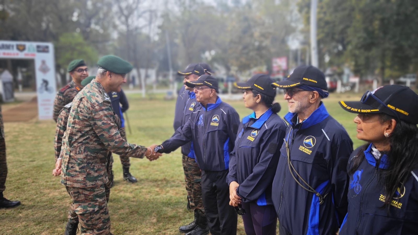 बरेली से लिपुलेख दर्रे के लिए रवाना हुई ‘जोरावर साइकिल रैली’ को हरी झंडी दिखाकर रवाना करते सेना के अधिकारी।