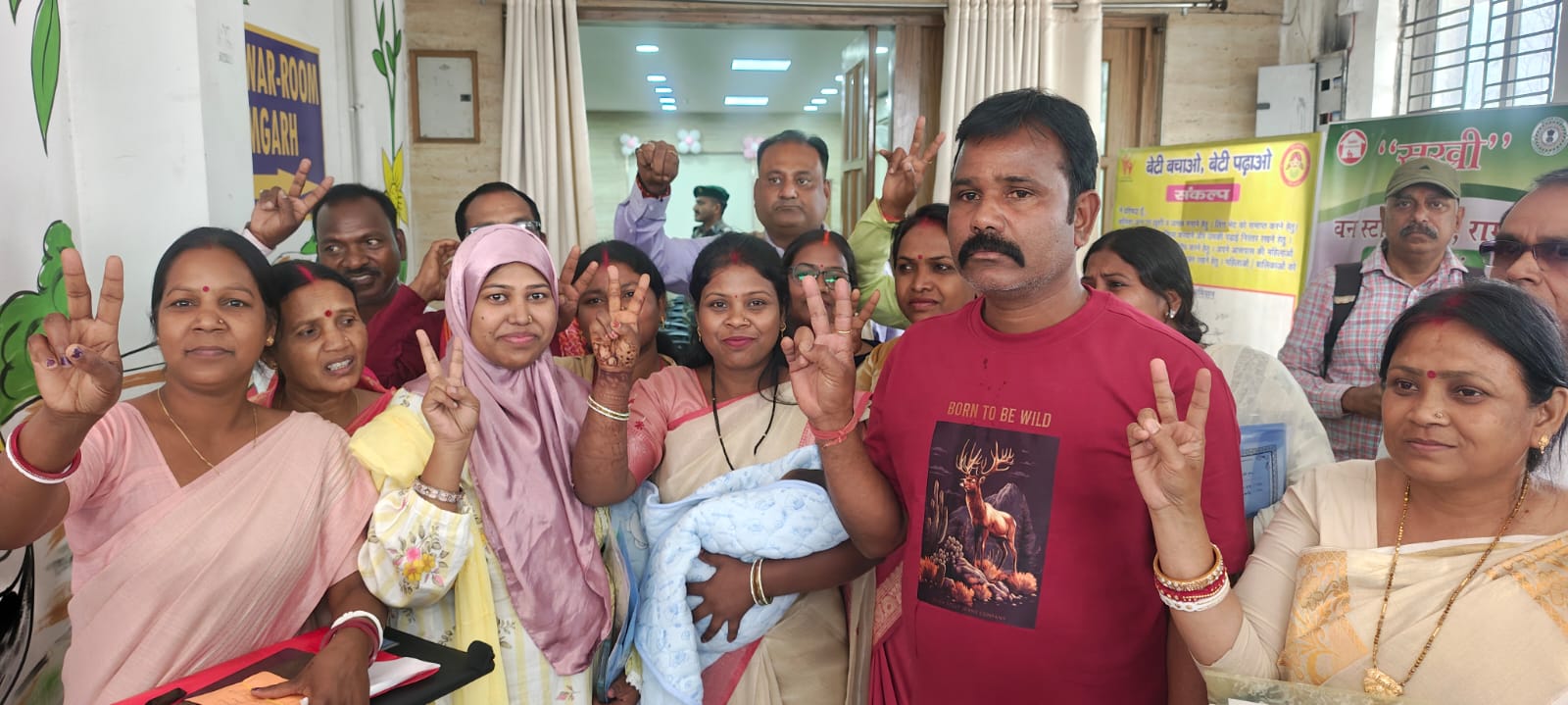 समर्थकों के साथ अध्यक्ष कुसुम लता कुमारी और उपाध्यक्ष रणधीर गुप्ता