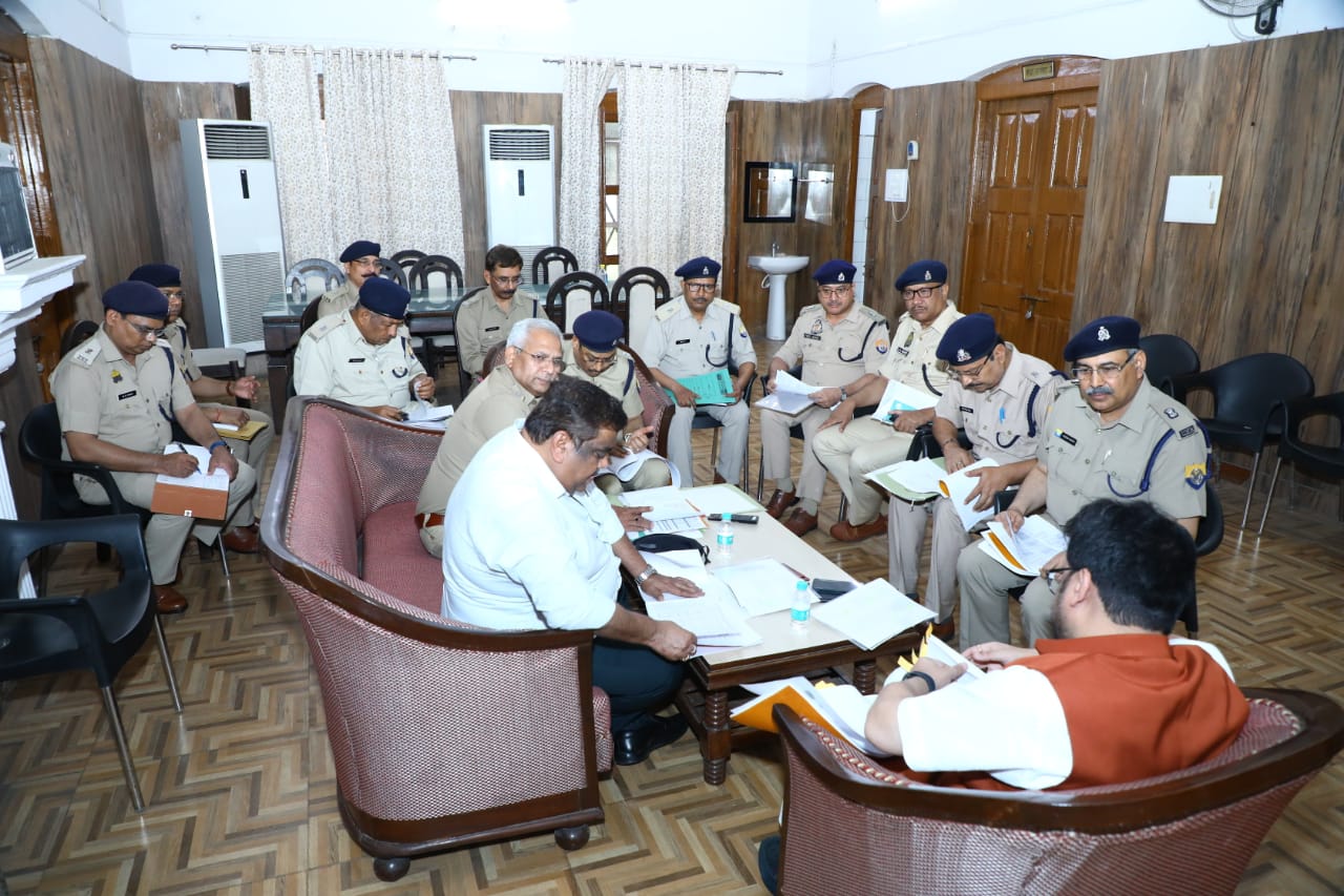 सर्किट हाउस में आबकारी विभाग की समीक्षा बैठक लेते मंत्री नितिन अग्रवाल, अधिकारियों को सख्त निर्देश देते हुए। सर्किट हाउस में आबकारी विभाग की समीक्षा बैठक लेते मंत्री नितिन अग्रवाल, अधिकारियों को सख्त निर्देश देते हुए।