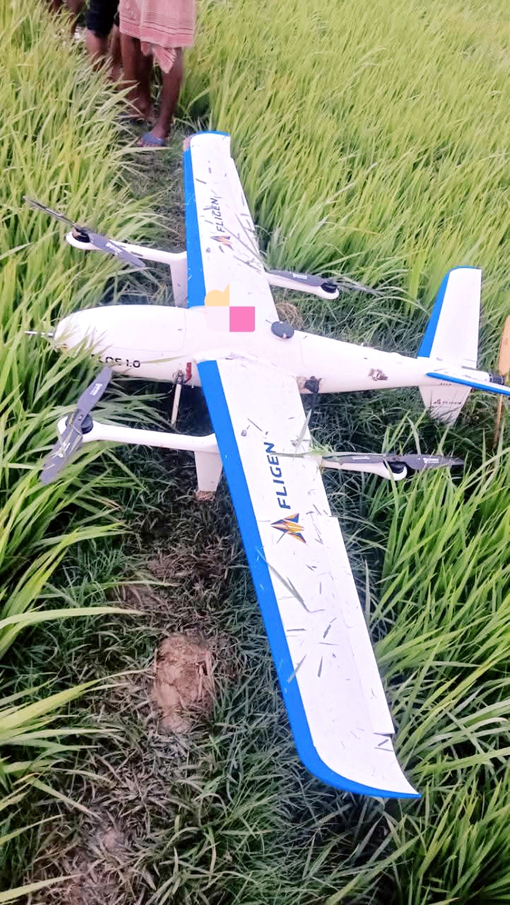 बेलदा में धान के खेत में मिला विमाननुमा ड्रोन बेलदा में धान के खेत में मिला विमाननुमा ड्रोन