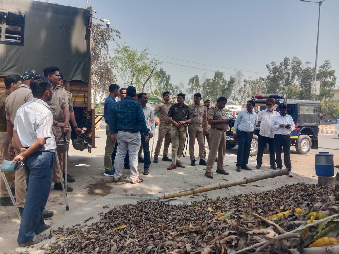 बरेली में आरटीओ कार्यालय के बाहर दलालों और अवैध स्टॉल के खिलाफ परिवहन विभाग और पुलिस द्वारा चलाया गया संयुक्त अभियान, अतिक्रमण हटाते अधिकारी।