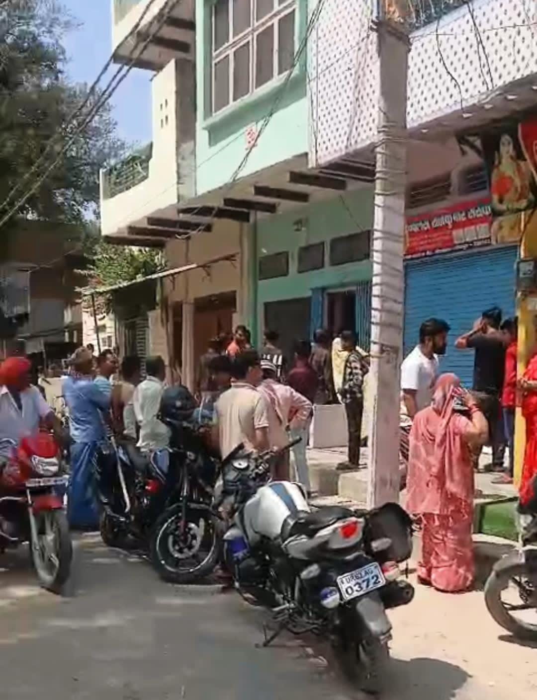 घटना स्थल पर जुटी भीड़