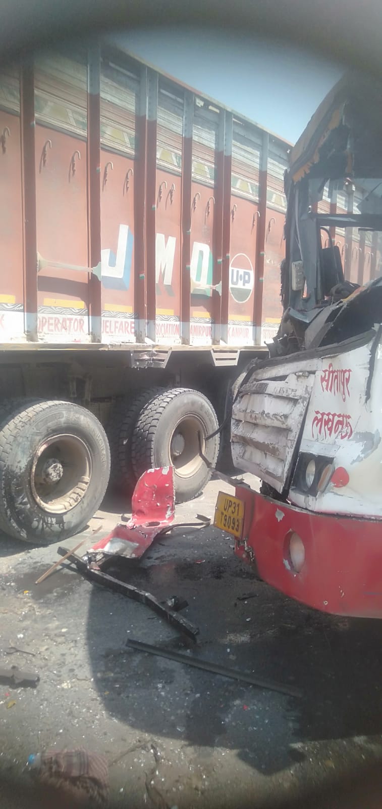 दुर्घटना ग्रस्त वाहन दुर्घटना ग्रस्त वाहन