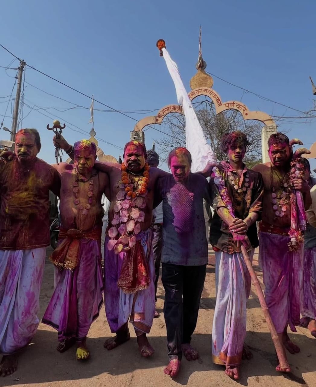 आकर्षक नृत्य करते हुए आयोजक सदस्यगण। आकर्षक नृत्य करते हुए आयोजक सदस्यगण।