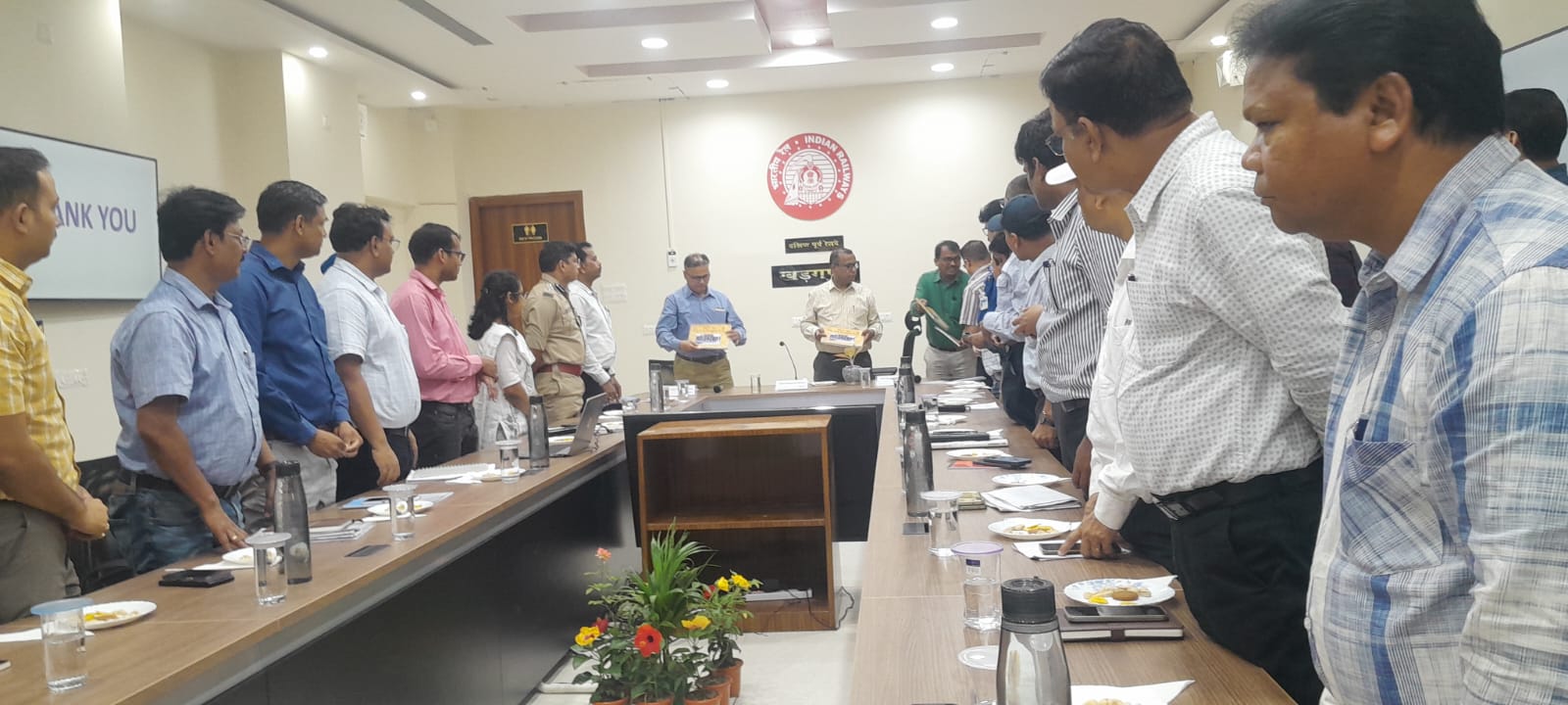 खड़गपुर मंडल और वर्कशॉप का महाप्रबंधक निरीक्षण करते हुए खड़गपुर मंडल और वर्कशॉप का महाप्रबंधक निरीक्षण करते हुए