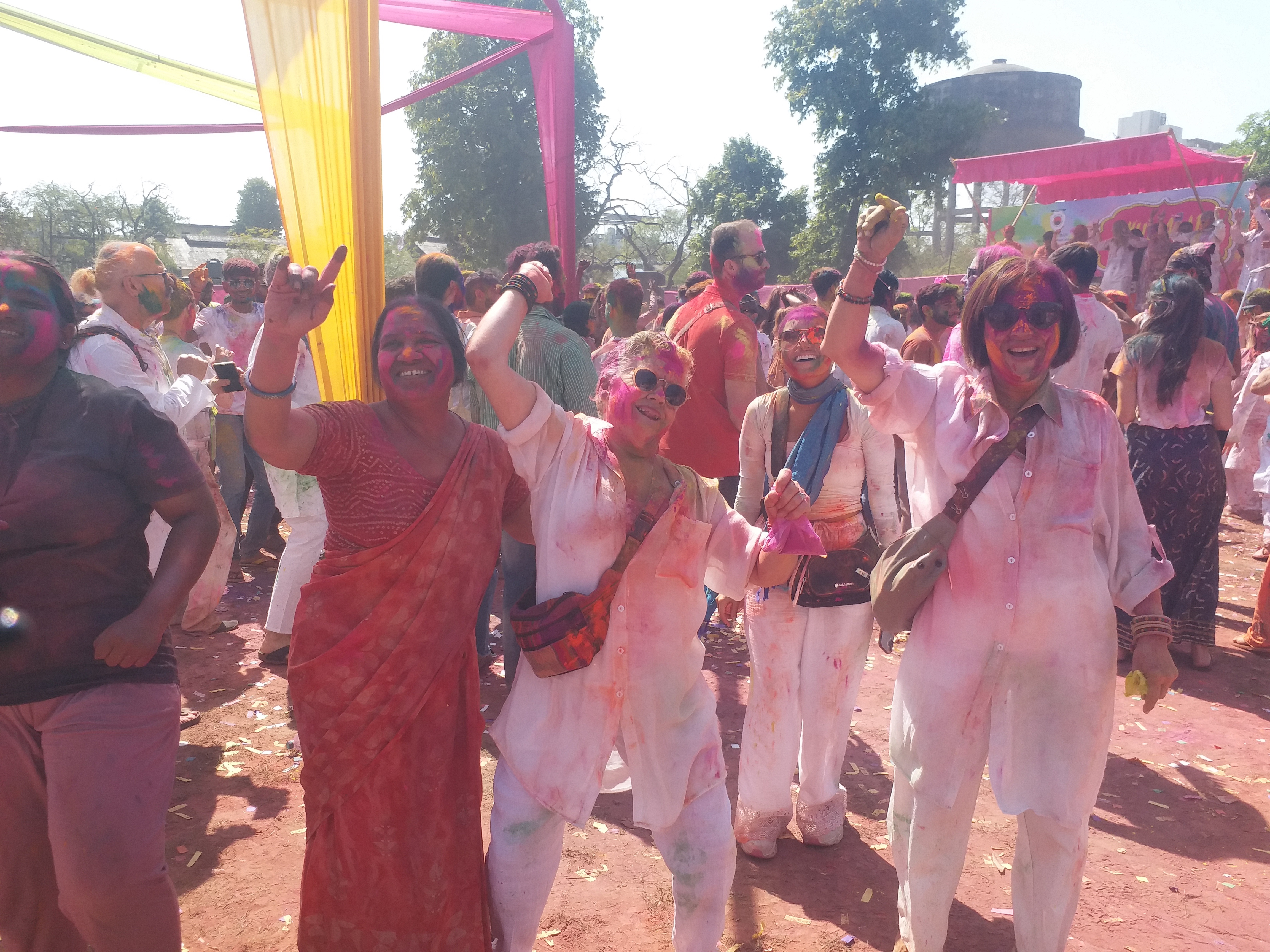 राजस्थानी रंग में रंगे विदेशी सैलानी:30 देशों के 4 हजार पर्यटक झूमे