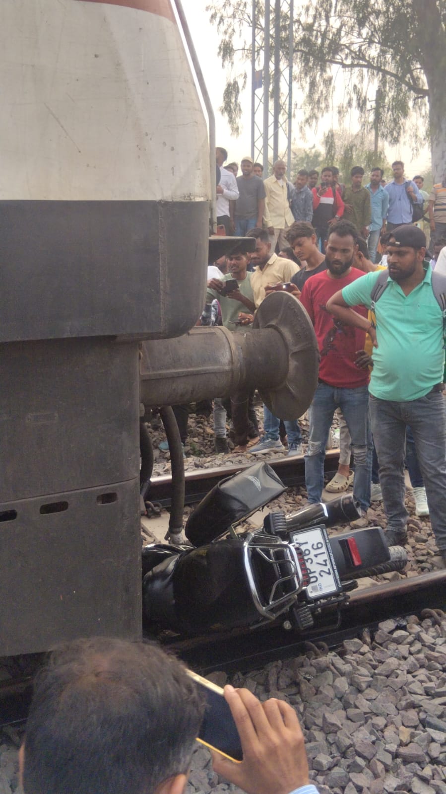 ट्रेन के इंजन में फंसी बाइक