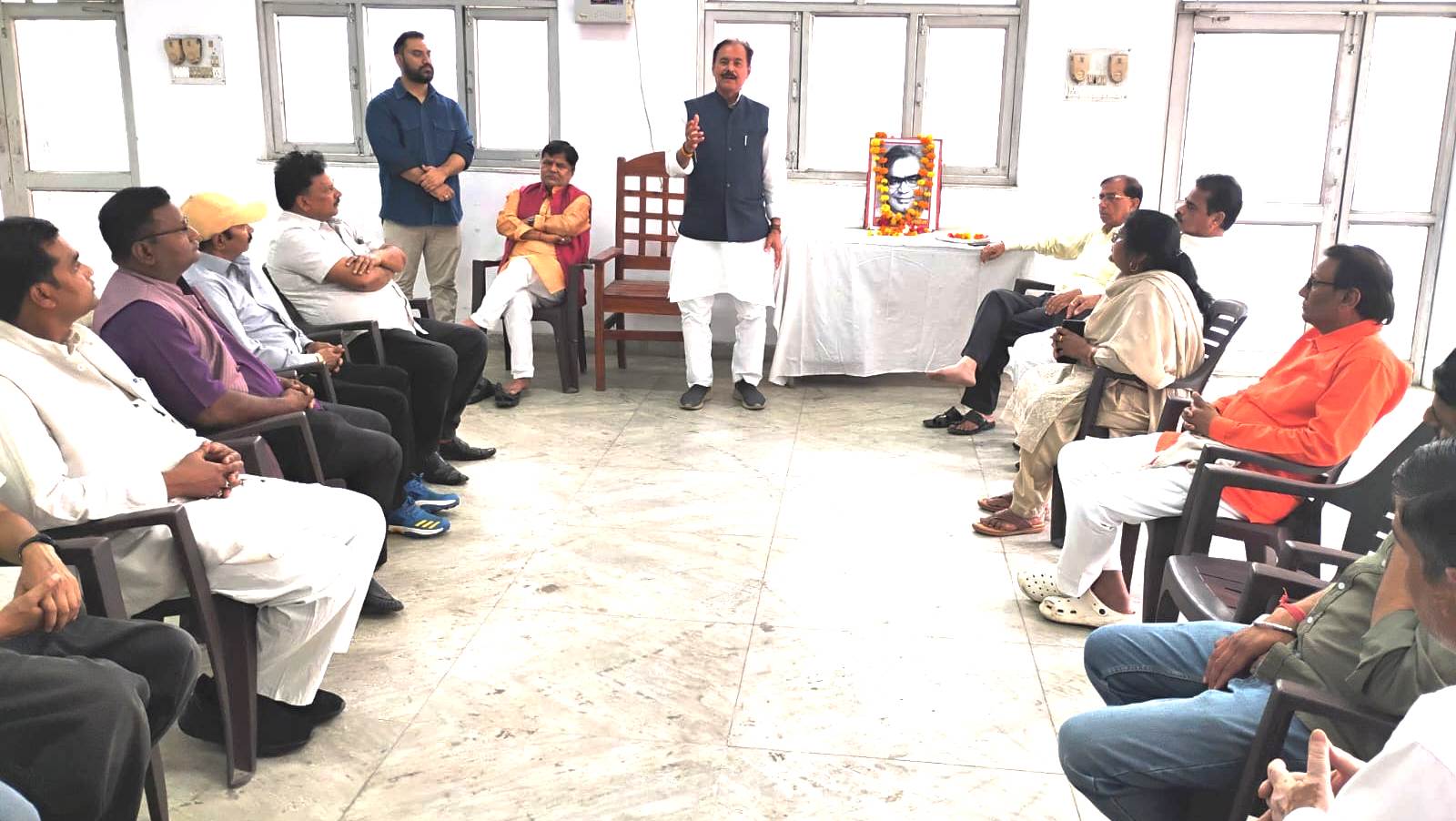 डॉ. राम मनोहर लोहिया की जयंती पर विचार रखते प्रदेश अध्यक्ष रालोद डॉ. रामाशीष राय