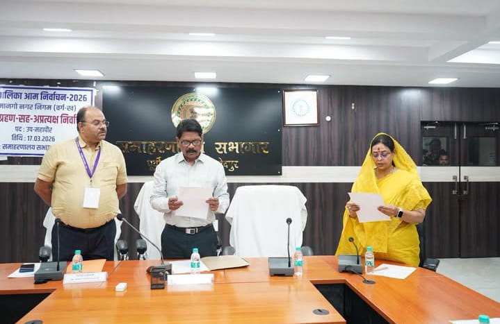कोल्हान प्रमंडल के आयुक्त रवि रंजन कुमार विक्रम ने नवनिर्वाचित मेयर सुधा गुप्ता (पीले साड़ी में)समेत सभी 34 वार्ड पार्षदों ने पद एवं गोपनीयता की शपथ दिलाई