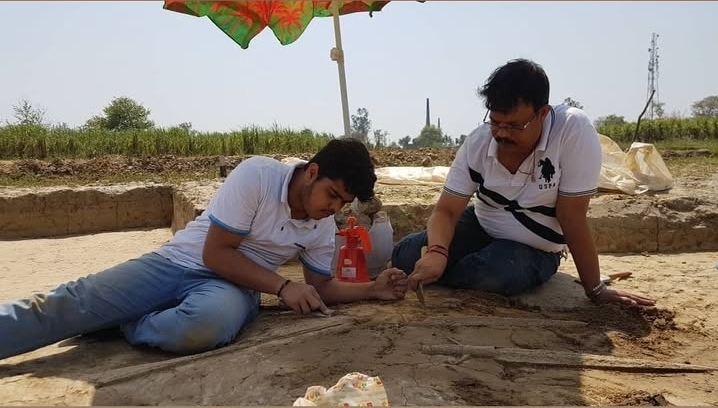 बागपत जिले में सादिकपुर सिनाैली साइट की खुदाई में मिली तलवाराें काे संरक्षित करते पुरातत्वविद