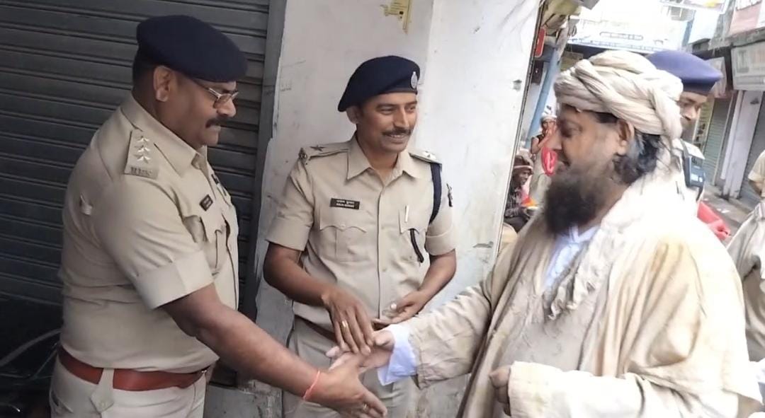 ईद के बधाई देते सैयद हसन