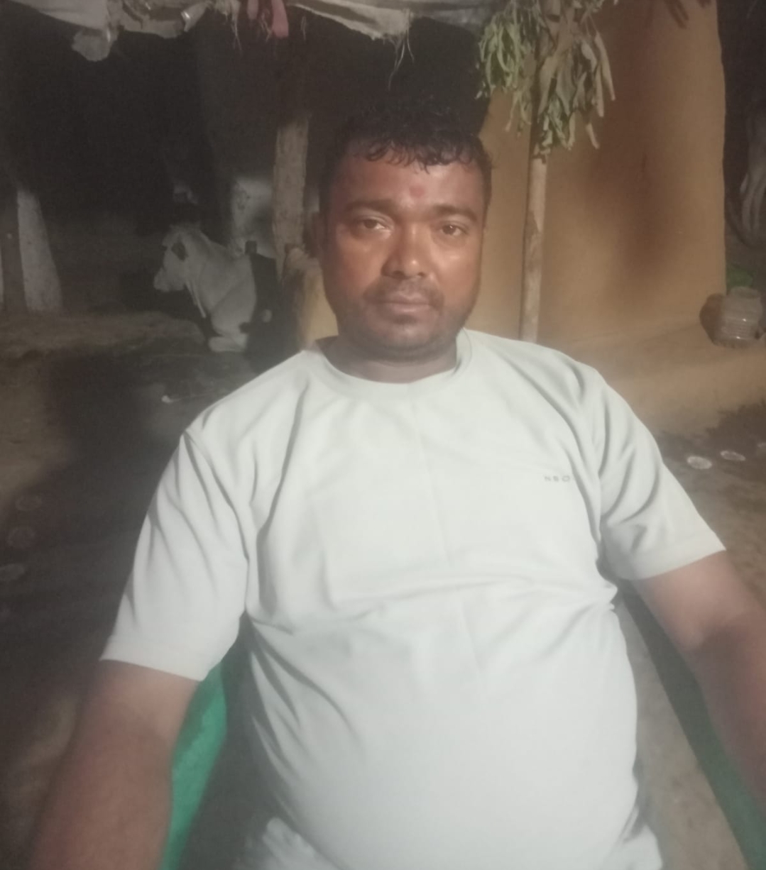 सत्यनारायण निशाद का फाइल फोटो और अस्पताल में जमा परिजन