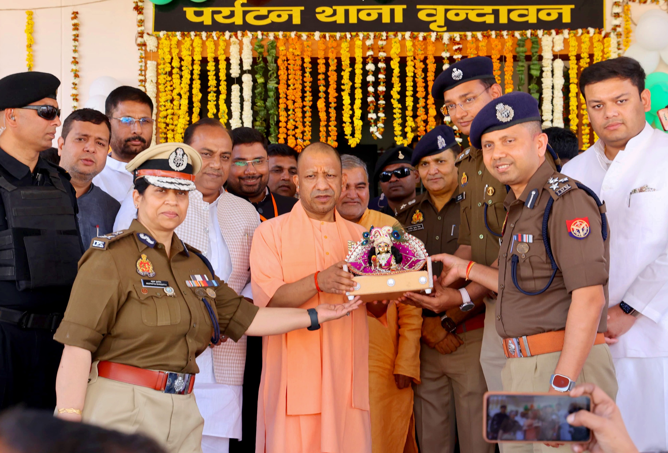 पुलिस महानिदेशक आगरा जाेन अनुपमा सीएम का स्वागत करती हुई