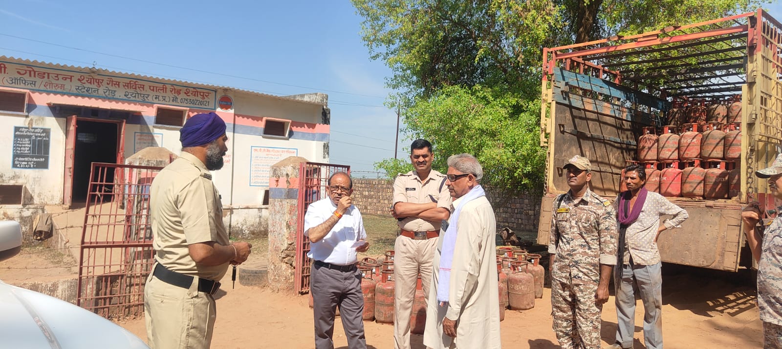गैस एजेंसी पर उपभोक्ताओं को समझाईश देते एसडीएम, इंडेन गौदाम का निरीक्षण करते हुए एडीएम।
