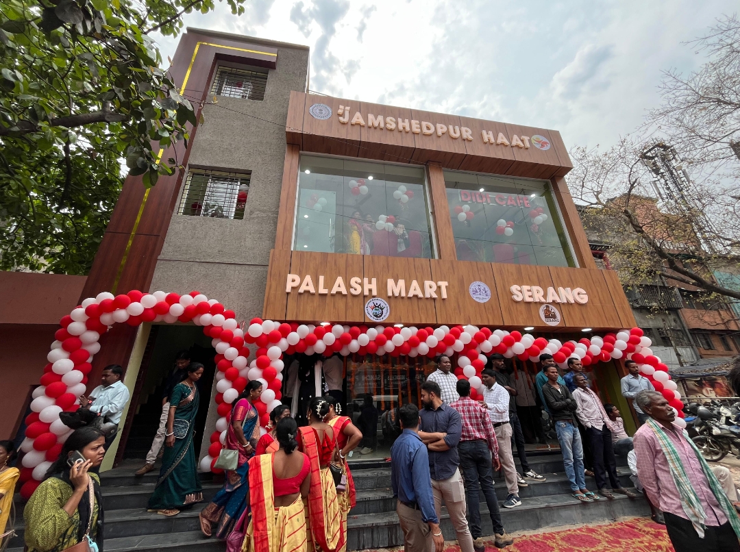 जमशेदपुर हाट–पलाश मार्ट’ का उद्घाटन करते उपायुक्त कर्ण सत्यार्थी