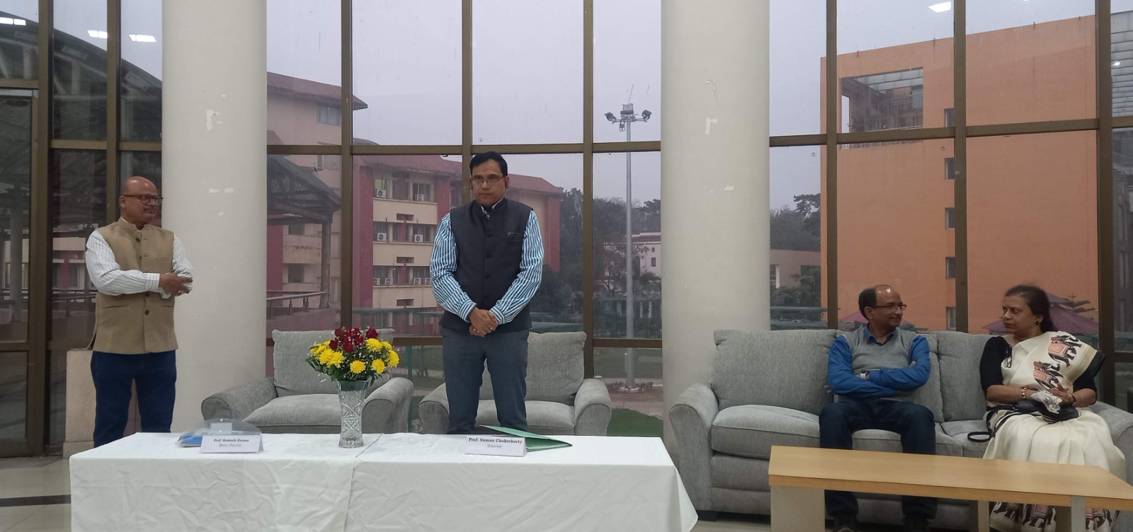 आईआईटी खड़गपुर में नवोन्नत संकाय सदस्यों के साथ निदेशक